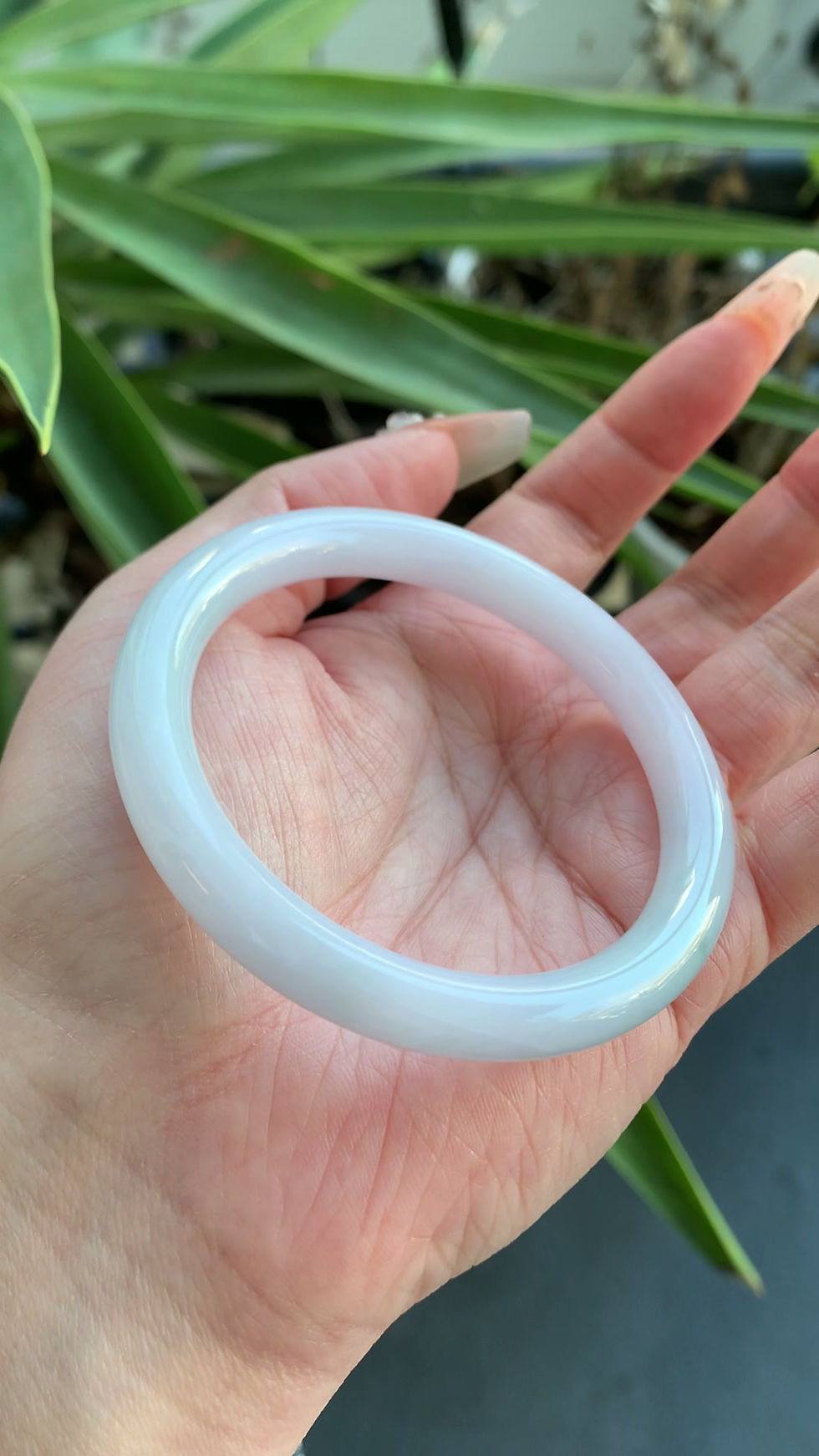 Thumbnail: 【闲置D920】55圈糯冰淡粉飘花翡翠小圆条手镯  Jadeite Bangle Size 55