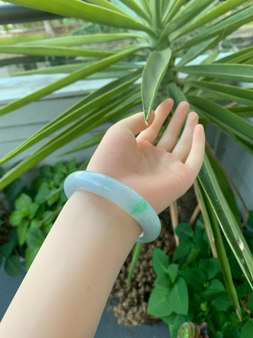 縮圖：【新货-FBY0108】54.7圈细糯飘金丝阳绿翡翠正圈手镯  Jadeite Bangle Size 54.7