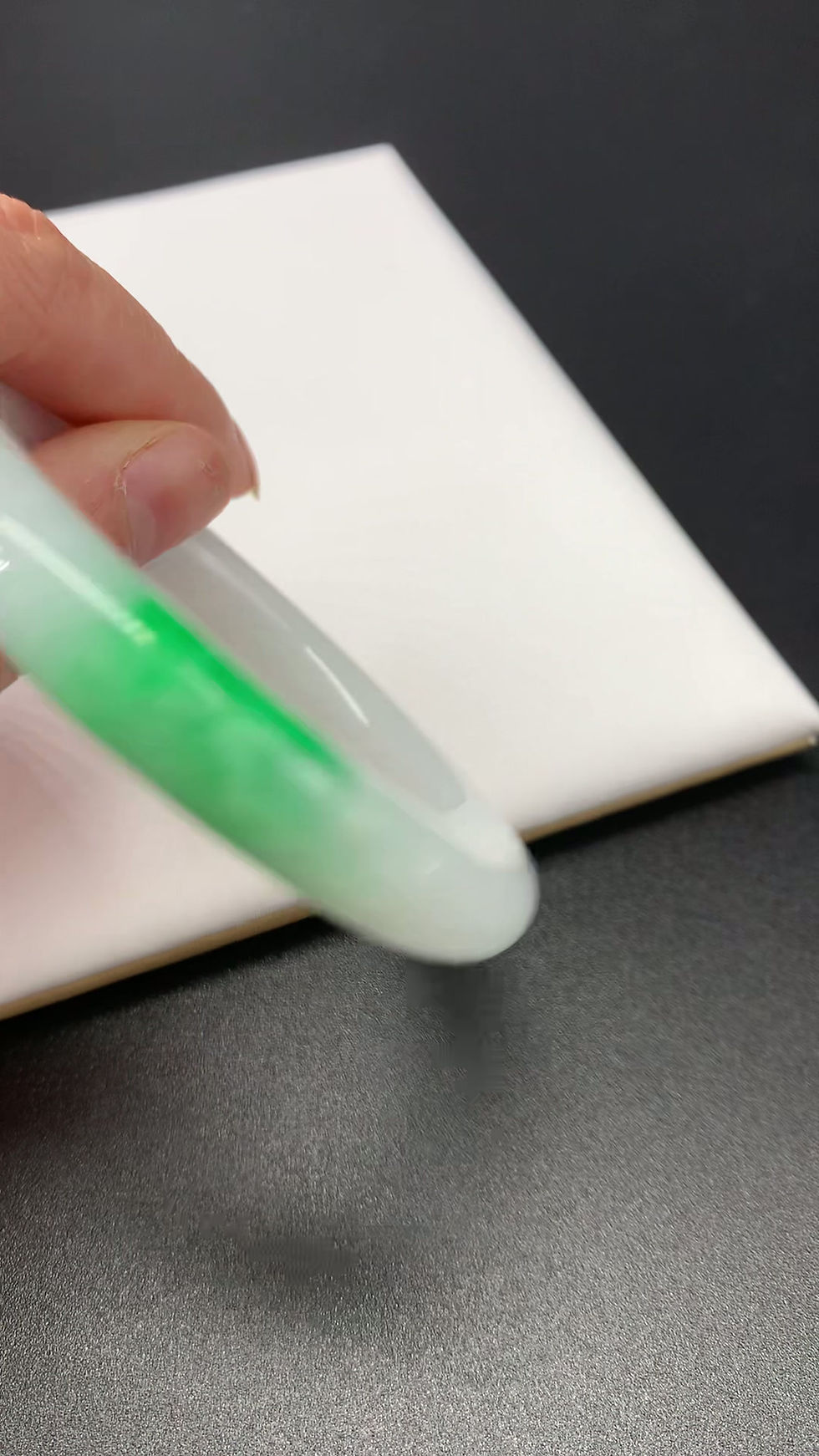 Thumbnail: 【闲置A182】50.3圈阳绿白底青圆条翡翠手镯 Jadeite Bangle Size 50.3