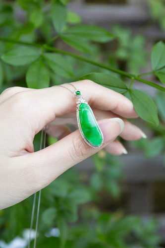 新货】大个飘辣阳绿翡翠福瓜18k镶嵌吊坠| 北美铛铛翡翠手镯珠宝