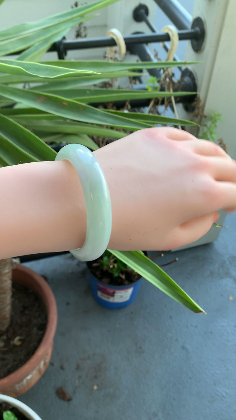 Thumbnail: 【闲置D916】51圈全新寄售细糯化淡绿正圈翡翠手镯  Jadeite Bangle Size 51