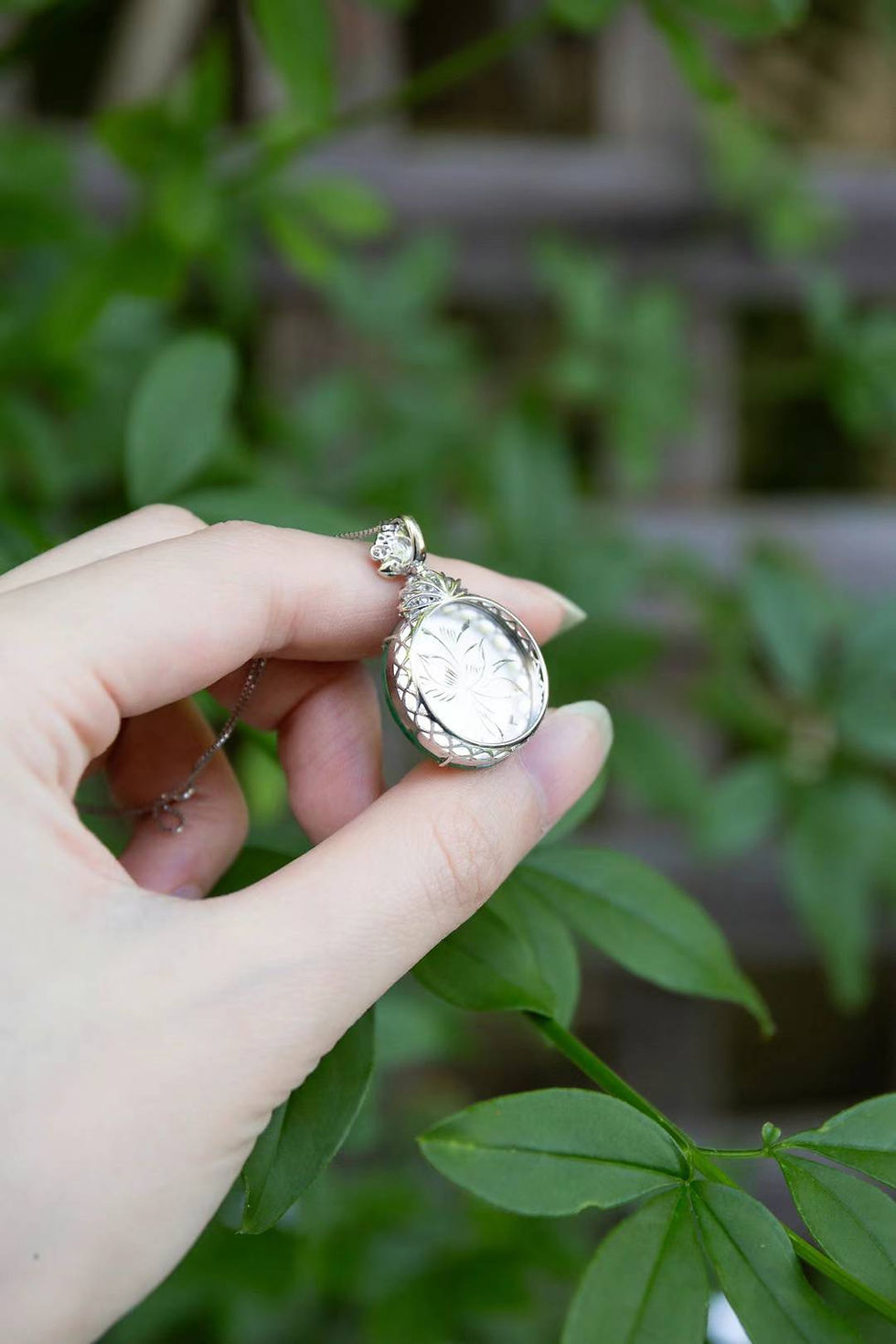 Thumbnail: 【新货】18k镶嵌阳绿翡翠圆牌吊坠