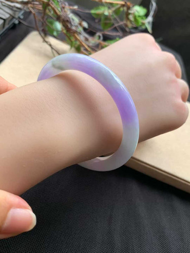 新货-春语】56圈糯种紫飘花春彩美人条翡翠手镯Jadeite Bangle Size 56