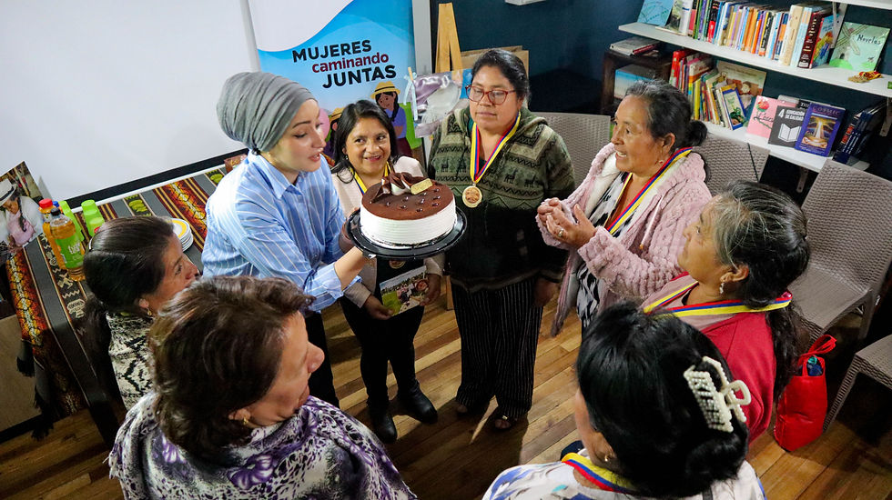 Reconocimiento a las mujeres de la cooperativa por su trabajo comunitario.