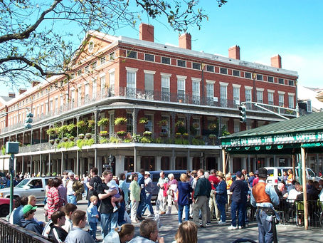 Café du Monde building, New Orleans — exterior, no people as subject