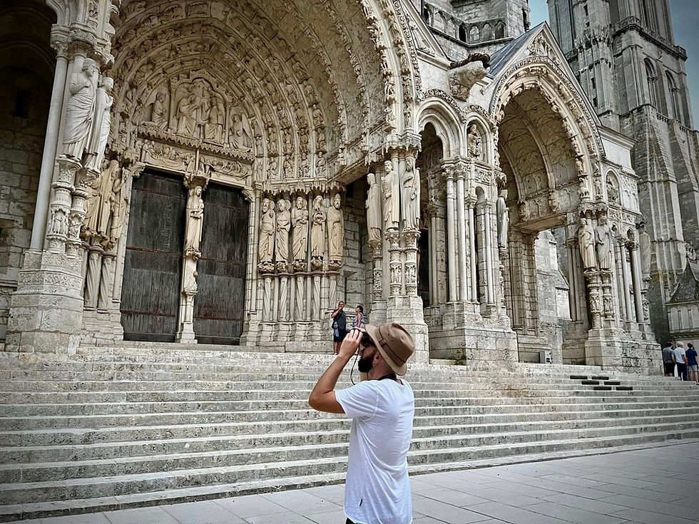 Chartres, una sinfonia eterna cristallizzata in pietra dai Platonici e dagli Aristotelici (short)