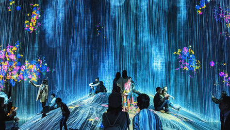 Installation im Digital Art Museum in Tokio mit bunten Farben