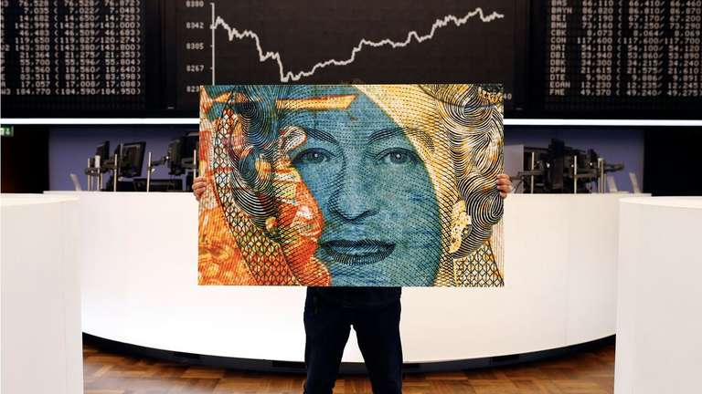 Künstler Pete Jones mit einem seiner Makro-Fotos in der Börse