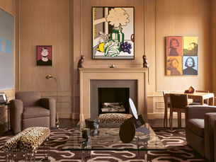 Ein luxuriöses Wohnzimmer im Stil eines musealen Privathauses. Großformatige zeitgenössische Kunstwerke und eine glänzende Skulptur werden durch professionelles architektonisches Lichtdesign perfekt in Szene gesetzt. Minimalistisches Interieur trifft auf eine kuratierte High End Kunstsammlung.