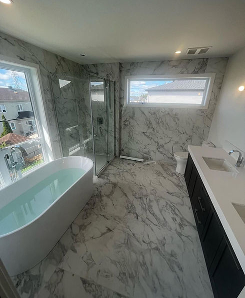 Modern bathroom with marble wall and floor installation by Céramique Costa