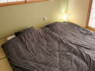 寝室(部屋割り)シニアは1階、若者は2階。みんな快適。