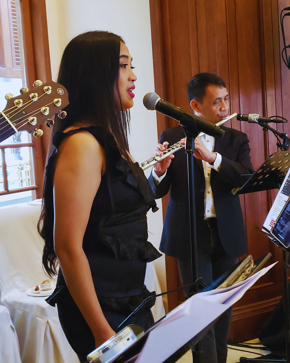 FATI LIVE BAND wedding live band's professional female singers use their gentle voices to sing love 