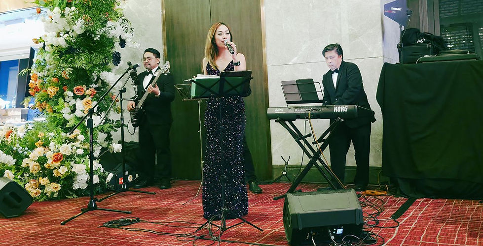 FATI LIVE BAND's wedding live band consists of a professional female singer, pianist, guitarist, and saxophone quartet, bringing the most heartwarming atmosphere to the entire event.