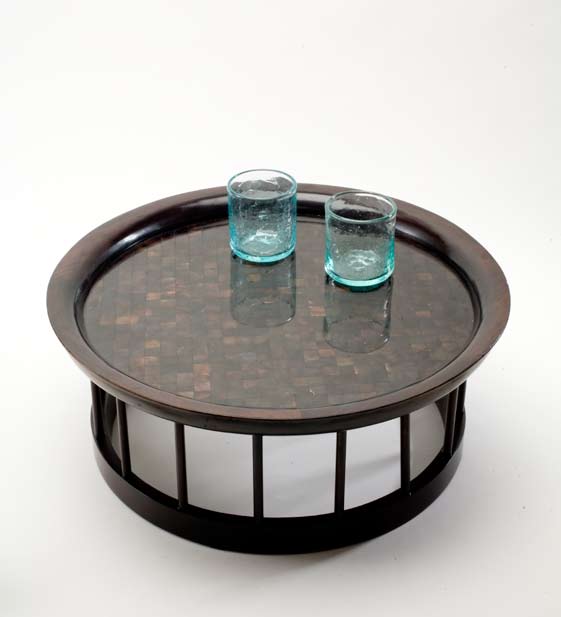 Round presentation table