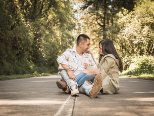 Pareja compartiendo un momento natural durante una sesión Save the Date en Desierto de los Leones, Ciudad de México. Fotografía Fine Art de pareja.