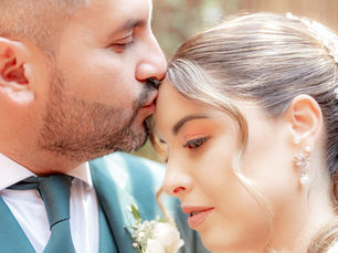 Primer plano de una pareja de recién casados compartiendo un instante de ternura durante su sesión de boda. Fotografía Fine Art de estilo elegante y atemporal.