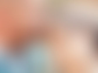 Primer plano de una pareja de recién casados compartiendo un instante de ternura durante su sesión de boda. Fotografía Fine Art de estilo elegante y atemporal.
