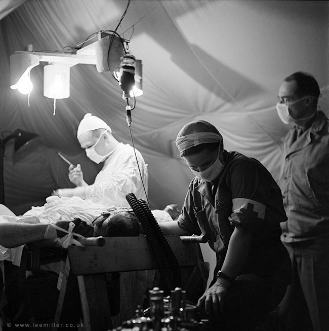 Chirurgo e Anestesita, fotografia © Lee Miller