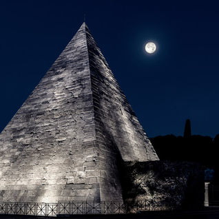 Piramide Cestia Roma foto Massimo Tennenini