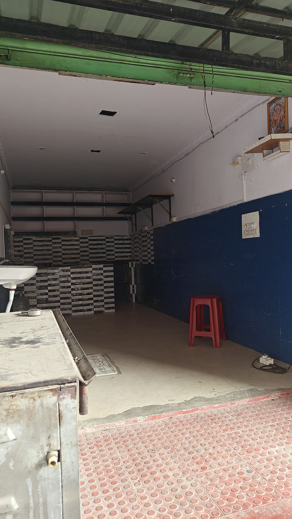 I left the desk job and opened a cafe.