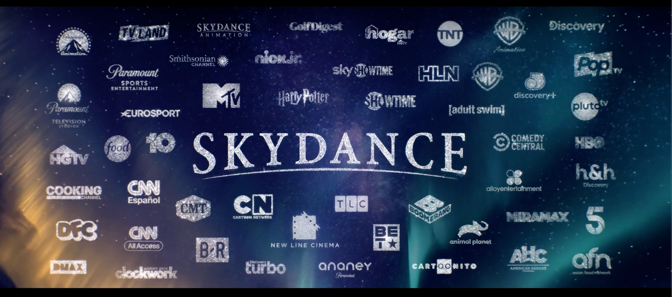 Logo Skydance centrato tra molti loghi di rete televisiva su uno sfondo blu stellato, con testo bianco e strisce luminose incandescenti.