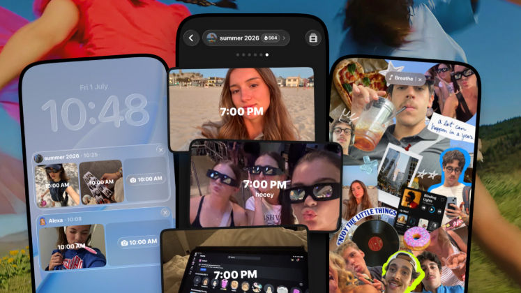 Collage di schermate di smartphone che mostrano storie fotografiche, selfie e messaggi su uno sfondo di spiaggia e cielo, con indicazioni orarie ben visibili.