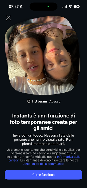 Due persone sorridenti, una con gli occhi chiusi, sdraiate su una superficie decorata. Testo sottostante in italiano su Instants, una funzionalità di Instagram.