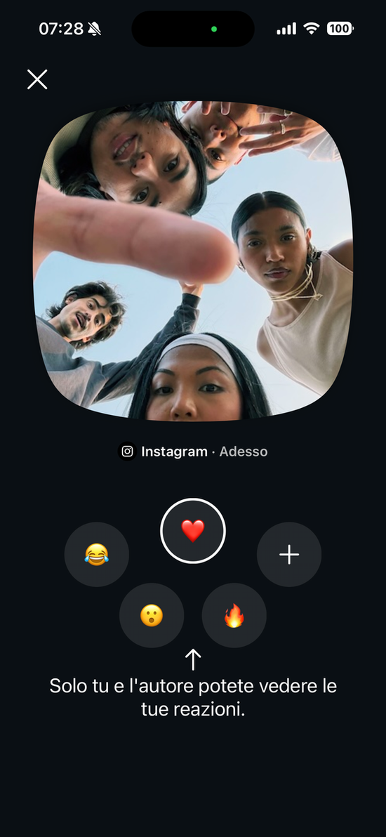 Quattro persone guardano verso la telecamera, una indica. L'interfaccia mostra emoji di reazione. Il testo in italiano recita "Solo tu e l'autore vedete le reazioni. Instants Instagram
