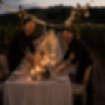 Ricevimento di matrimonio elegante con tavolo illuminato da candele e atmosfera romantica, progettato da Maison Lumière Wedding Events.