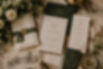 Partecipazioni di matrimonio eleganti con coordinato grafico personalizzato, progettate per un matrimonio organizzato da Maison Lumière Wedding Events.
