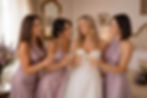 La sposa con le damigelle durante i preparativi del matrimonio, in un momento di emozione organizzato da Maison Lumière Wedding Events.