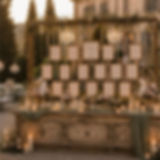 Tableau de mariage con allestimento floreale, candele e arredi eleganti progettato da Maison Lumière Wedding Events per un matrimonio in una location esclusiva.