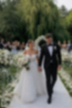 Gli sposi percorrono la navata dopo la cerimonia durante un matrimonio elegante organizzato da Maison Lumière Wedding Events in una location esclusiva.
