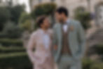Gli sposi passeggiano sorridendo nel giardino di una villa storica durante un matrimonio organizzato da Maison Lumière Wedding Events.