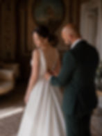 Wedding planner di Maison Lumière Wedding Events accompagna gli sposi durante un elegante matrimonio in una villa storica in Piemonte.