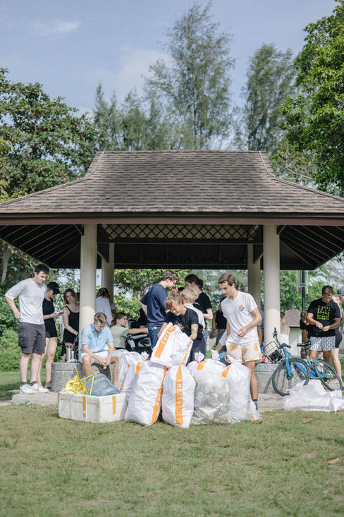 Summer School in Asia 2022. Beach cleanup with Coastal Natives, Singapore. Changi Beach. Students and participants. 