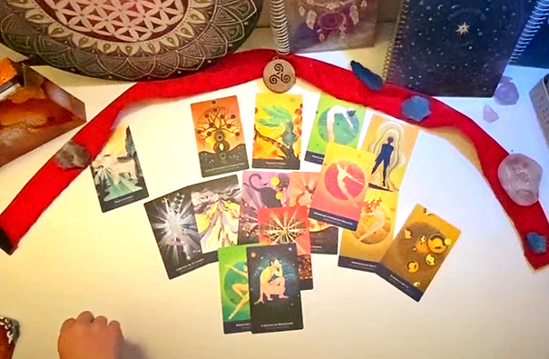Mesa com jogo de tarot.