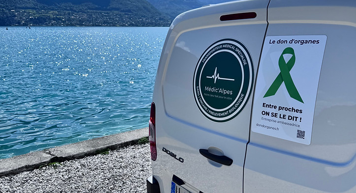 véhicule médic-alpes le long bord du lac d'annecy en haute savoie