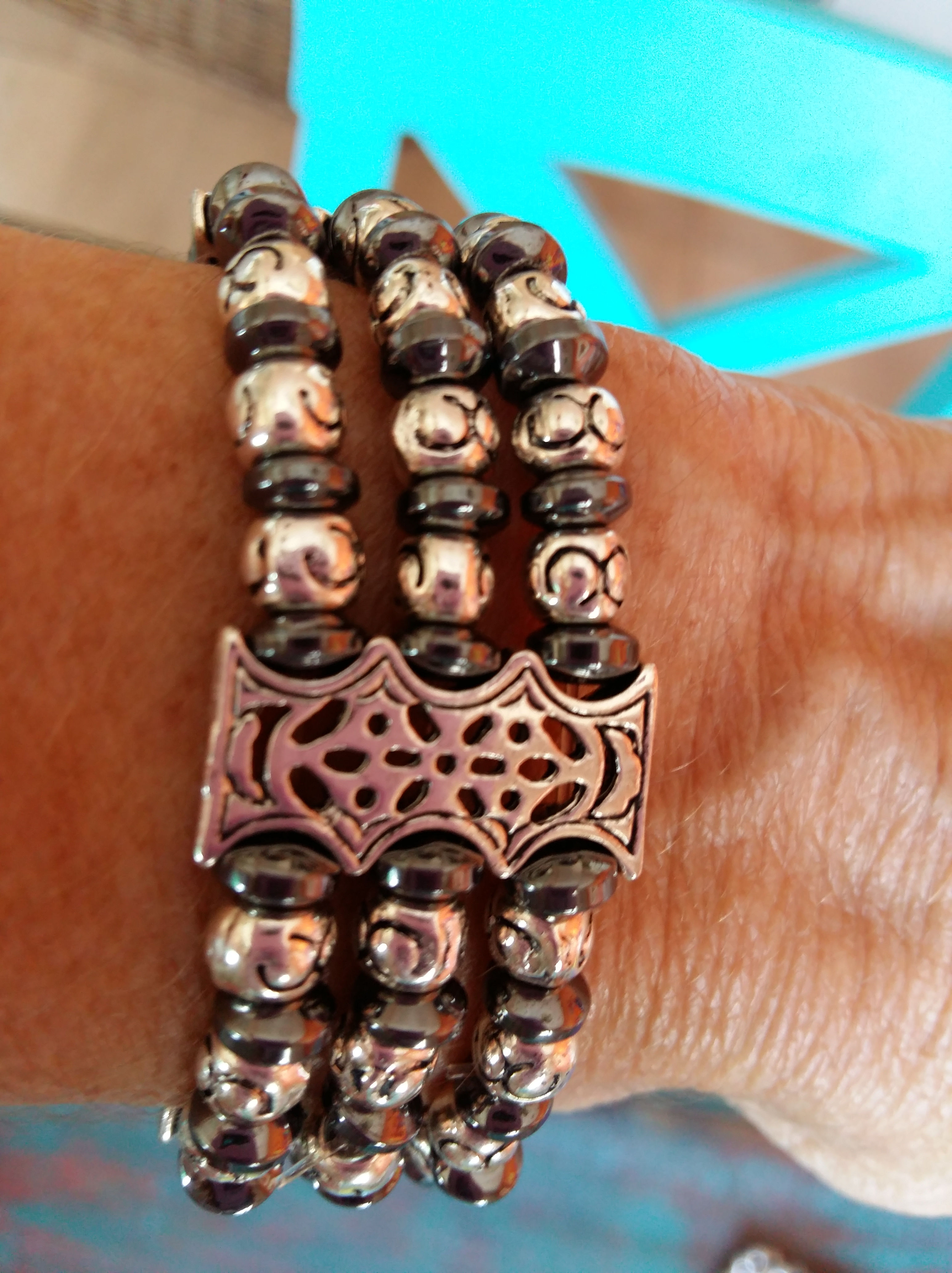 Pulcera triple con Ematite y metal c/ arabescos