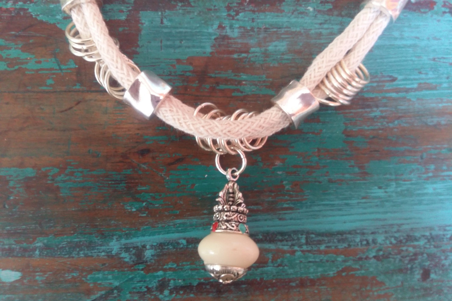 Cordón Crudo grueso con Dije colgando