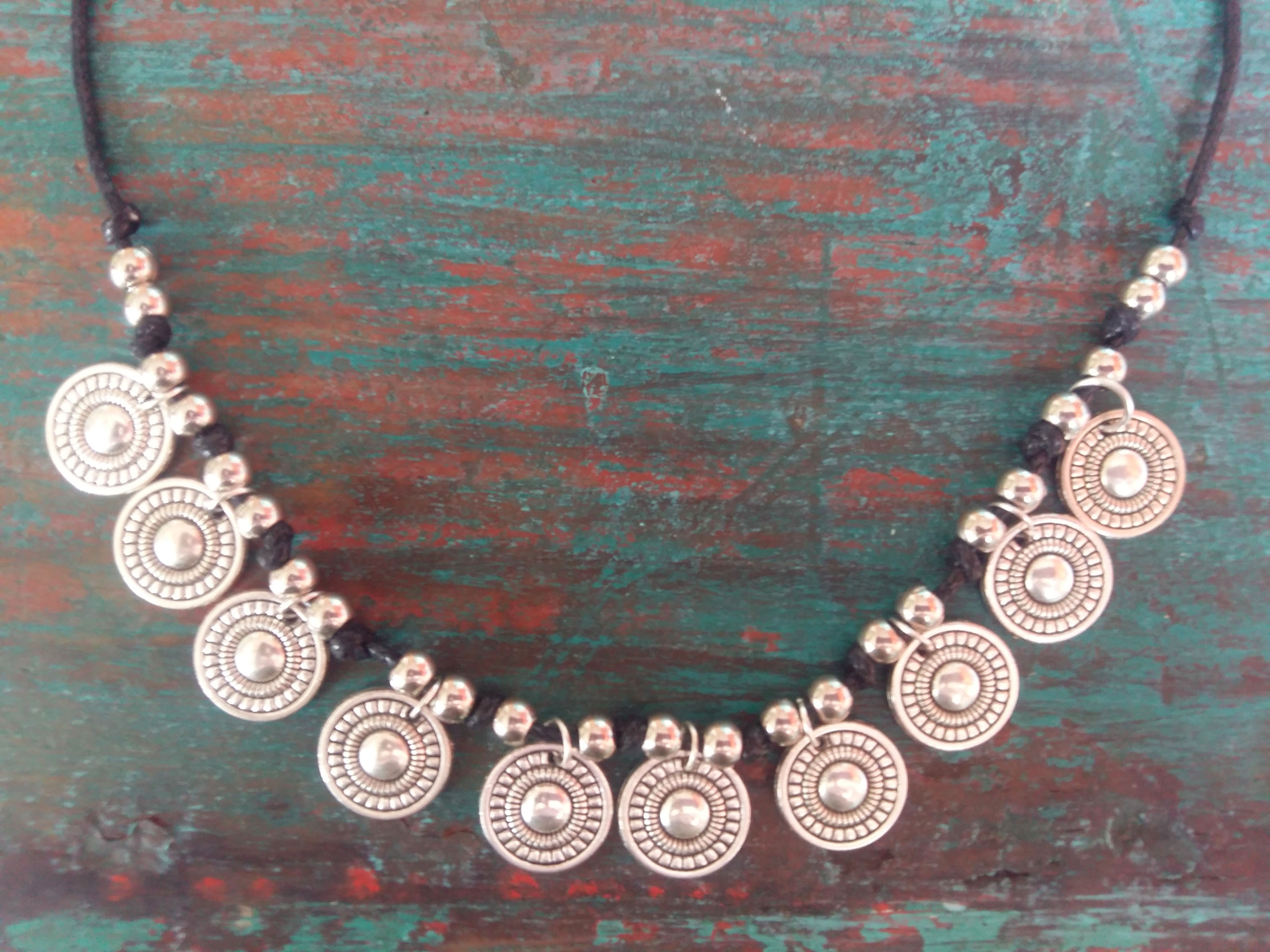 Hilo negro con Moneditas