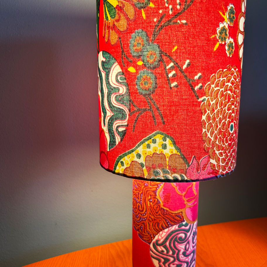 Rød bordlampe i blokktrykk stoff med fargerikt mønster