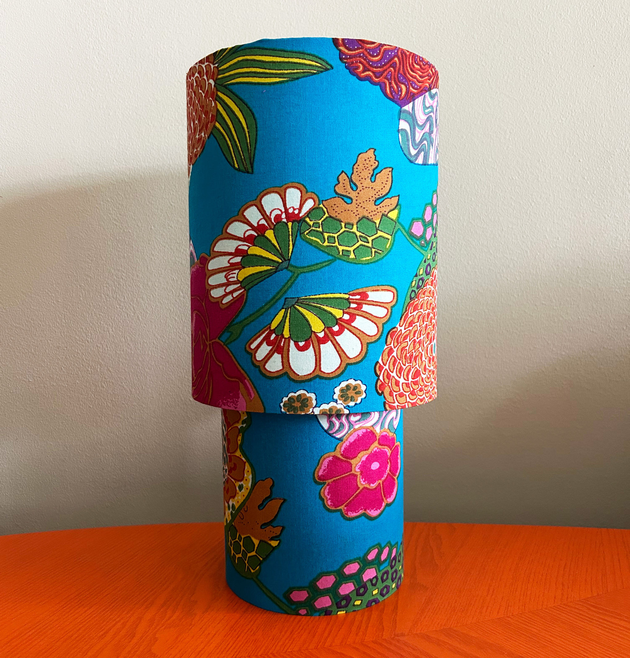 Bordlampe i blokktrykk stoff