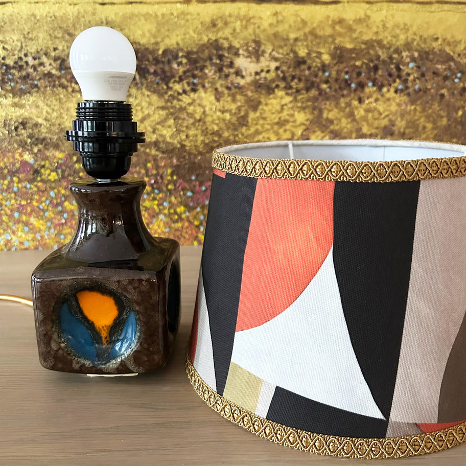 Vintage bordlampe i keramikk med mønstret skjerm