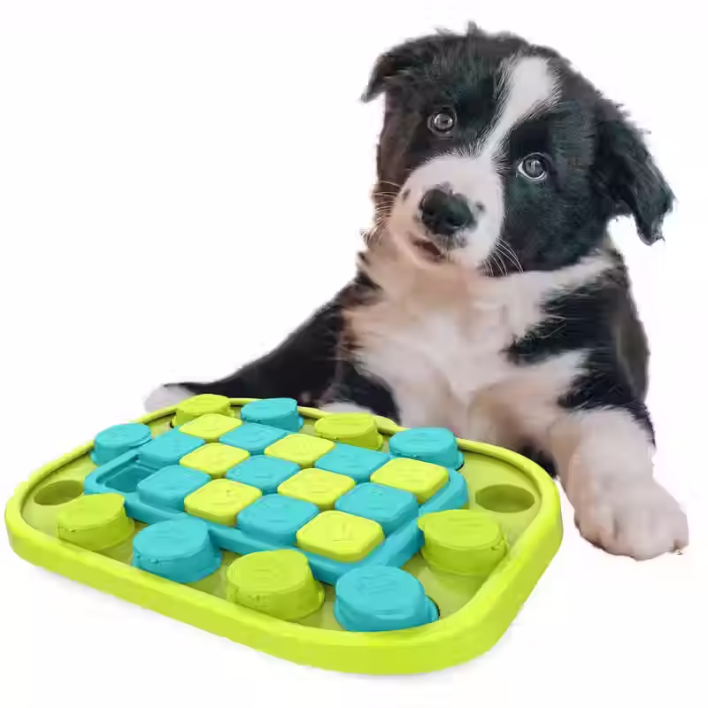 Thumbnail: Interactieve voerpuzzel voor hond met groen blauwe snackpuzzel