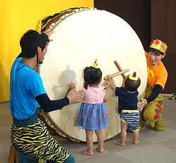 おやこで楽しむ太鼓のひろば『トンとドン』太鼓と芝居のたまっ子座/2007年