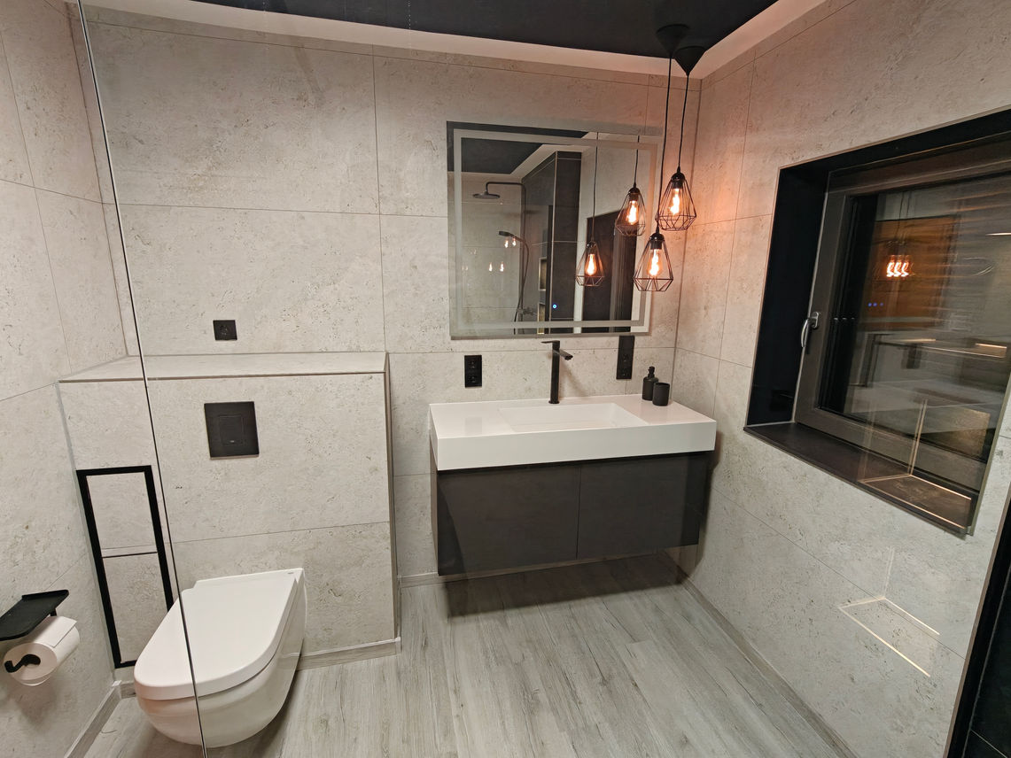 WC-Vorwand mit integrierter Wandnische für WC-Bürste und Toilettenpapier, Waschbecken und Spiegel