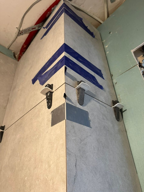 Boden- bis deckenhohe Fliesen mit Gehrungsschnitt am Wandpfeiler im kleinen modernisierten Badezimmer