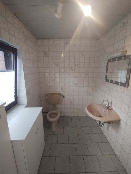 Badezimmer im Zustand der 1990er-Jahre vor der Modernisierung