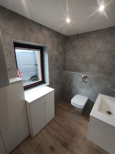 Präzise ausgeführte Wandanschlüsse und Fenstereinfassung mit Gerflor Mural Revela System